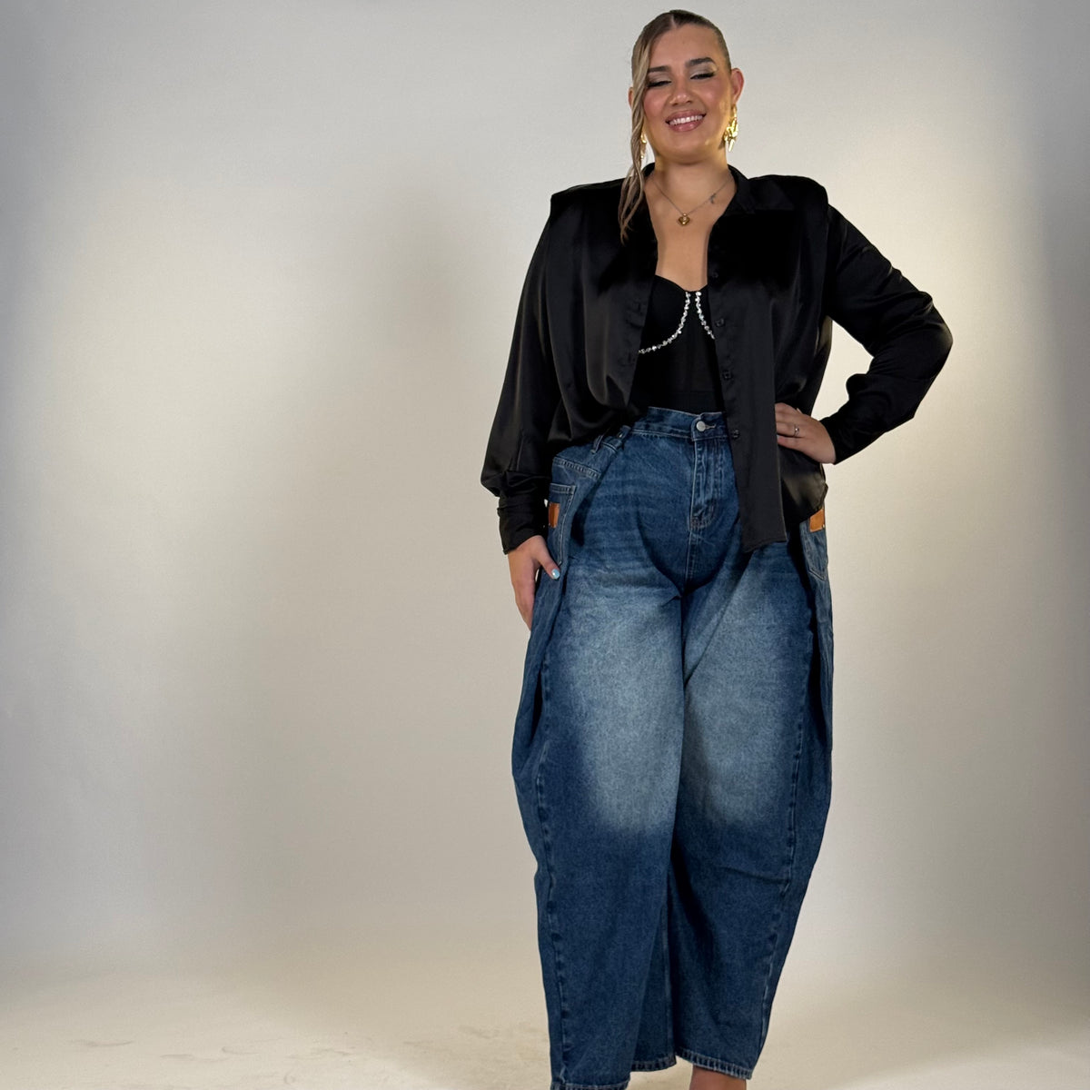 Jeans curvy con elastico posteriore e pieghe