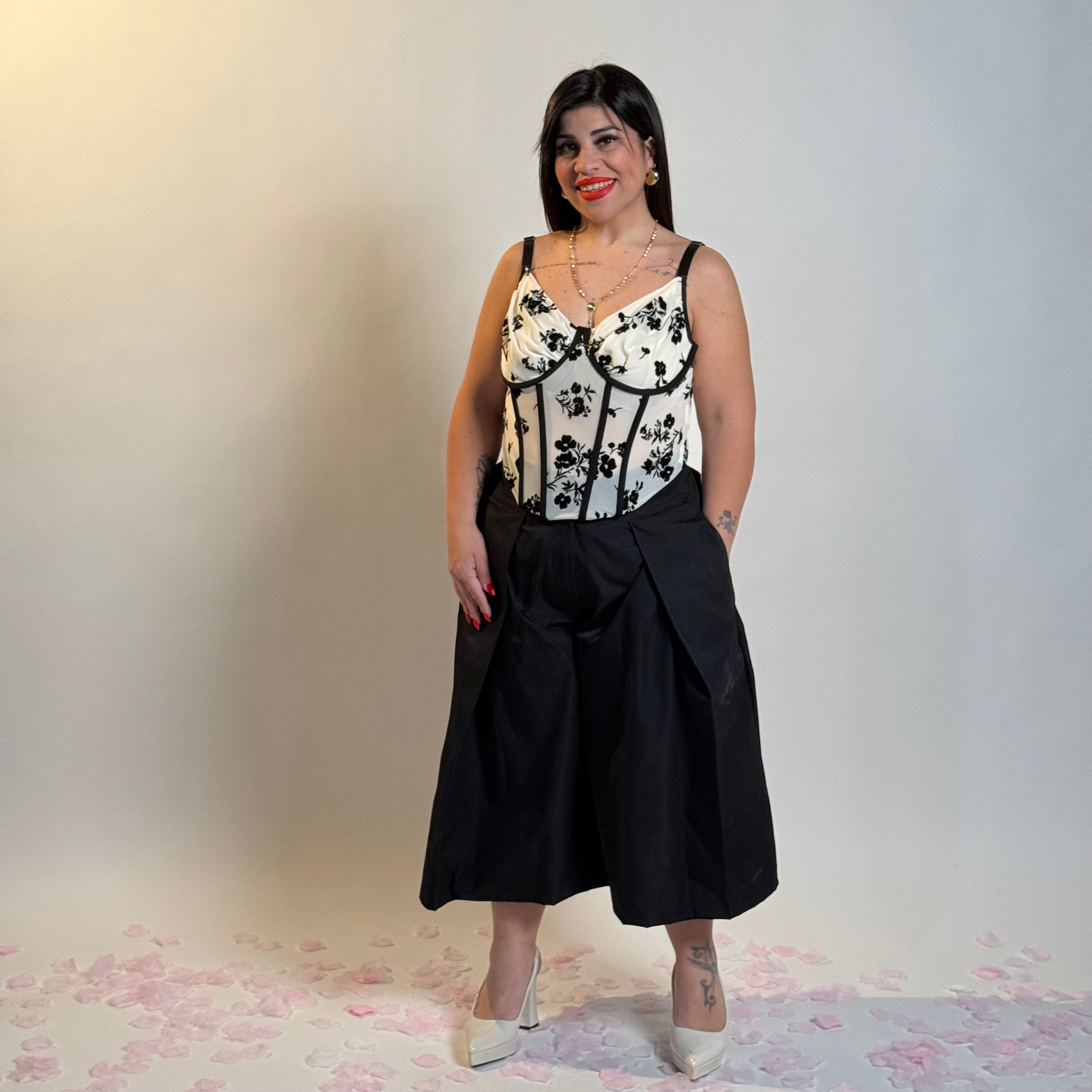 Pantalone con pieghe laterali