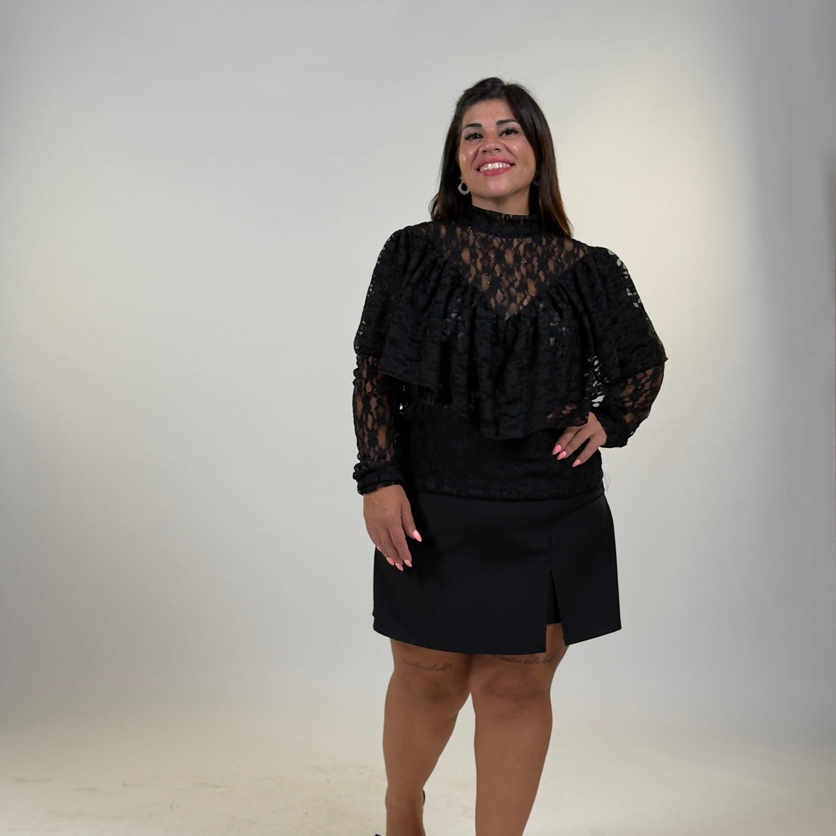 Maglia in pizzo con volant