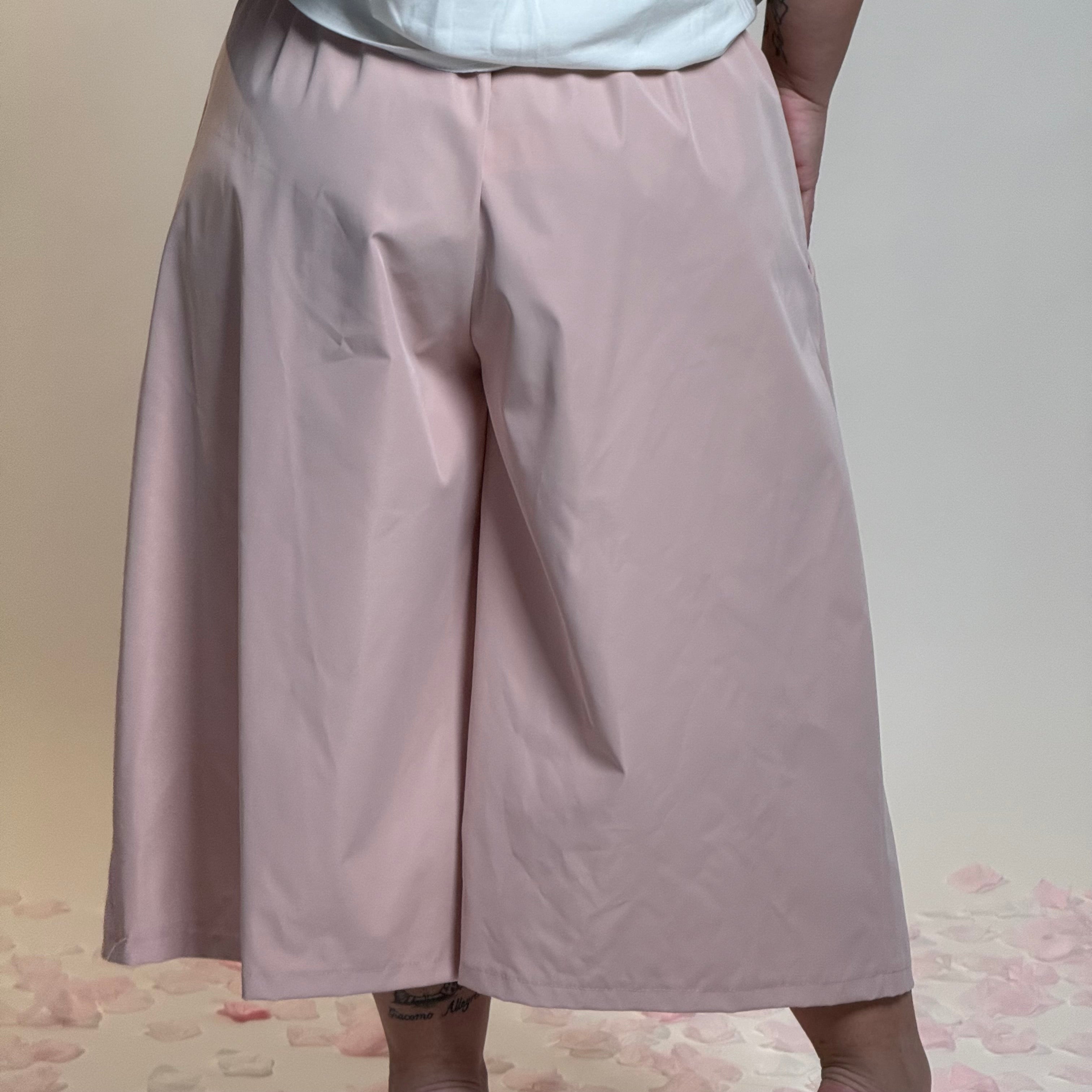 Pantalone con pieghe laterali