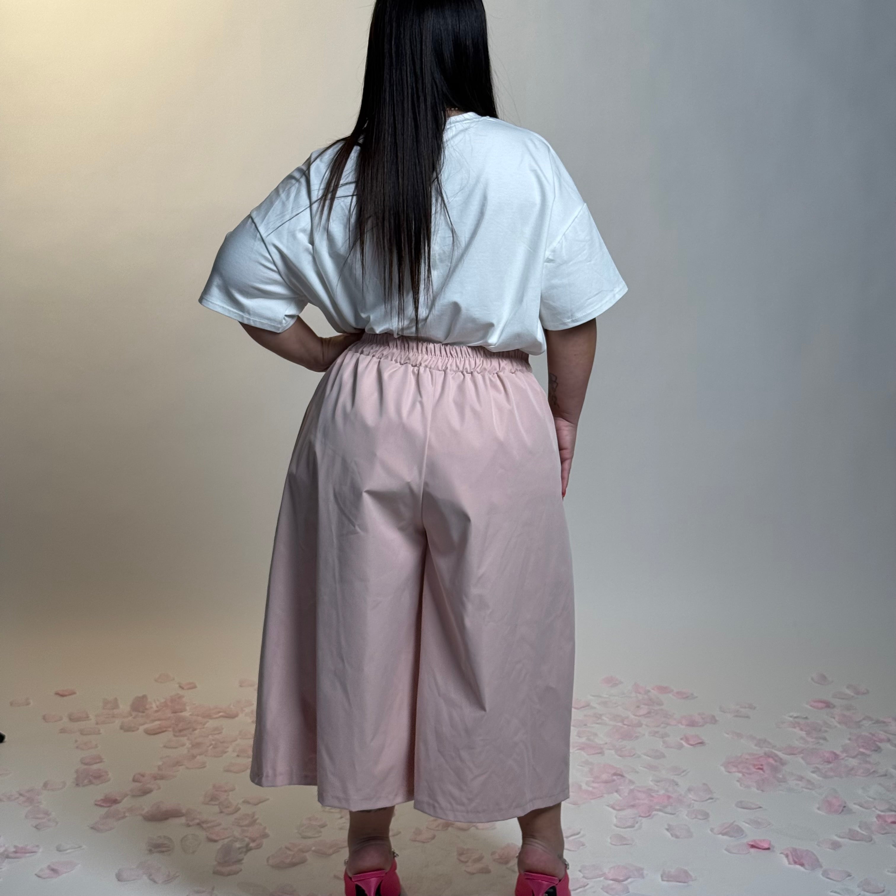 Pantalone con pieghe laterali