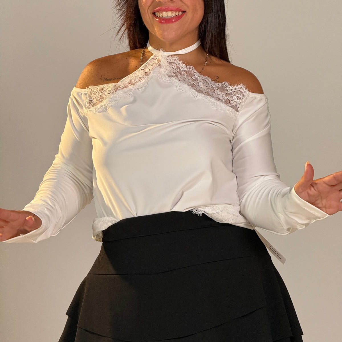 MAGLIA CON ALLACCIATURA AL COLLO E DETTAGLIO IN PIZZO