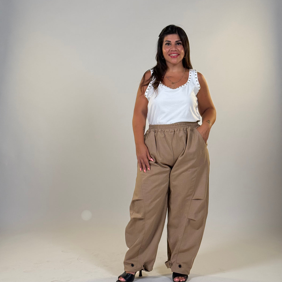 Pantaloni con Elastico Posteriore e Dettaglio Bottoni