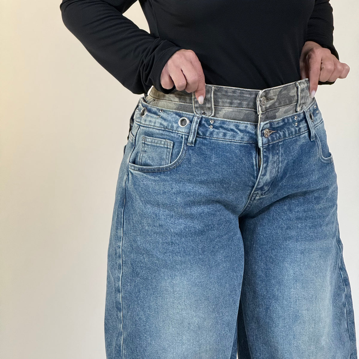 Jeans con inserto mimetico