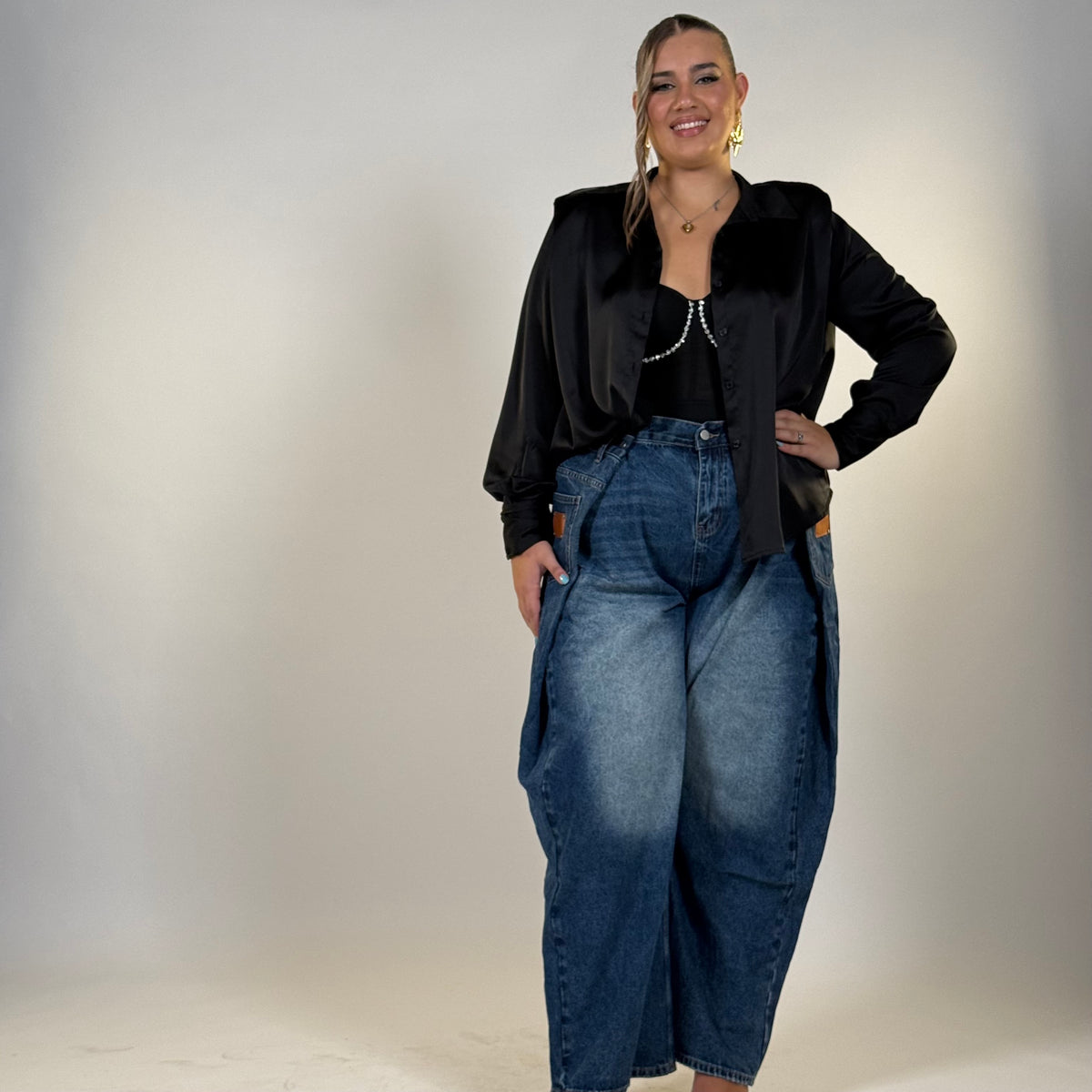 Jeans curvy con elastico posteriore e pieghe