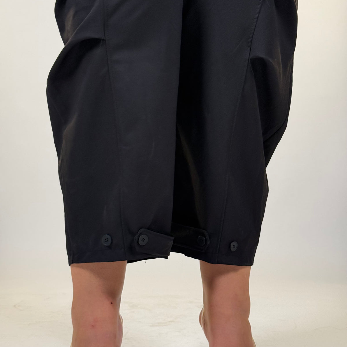 Pantaloni con Elastico Posteriore e Dettaglio Bottoni