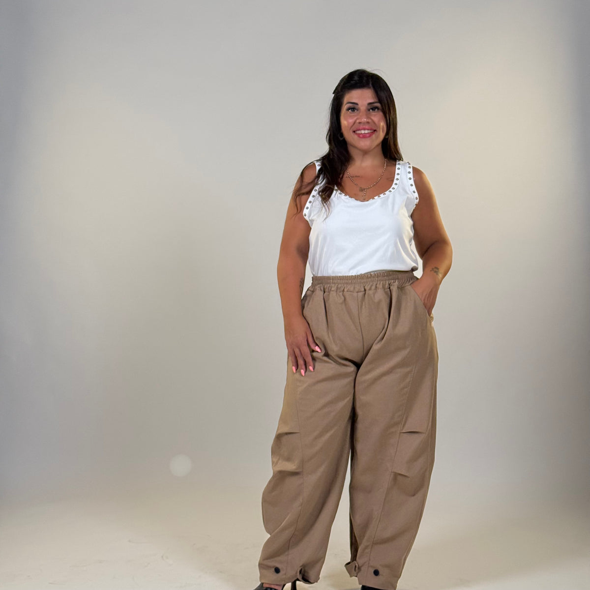 Pantaloni con Elastico Posteriore e Dettaglio Bottoni