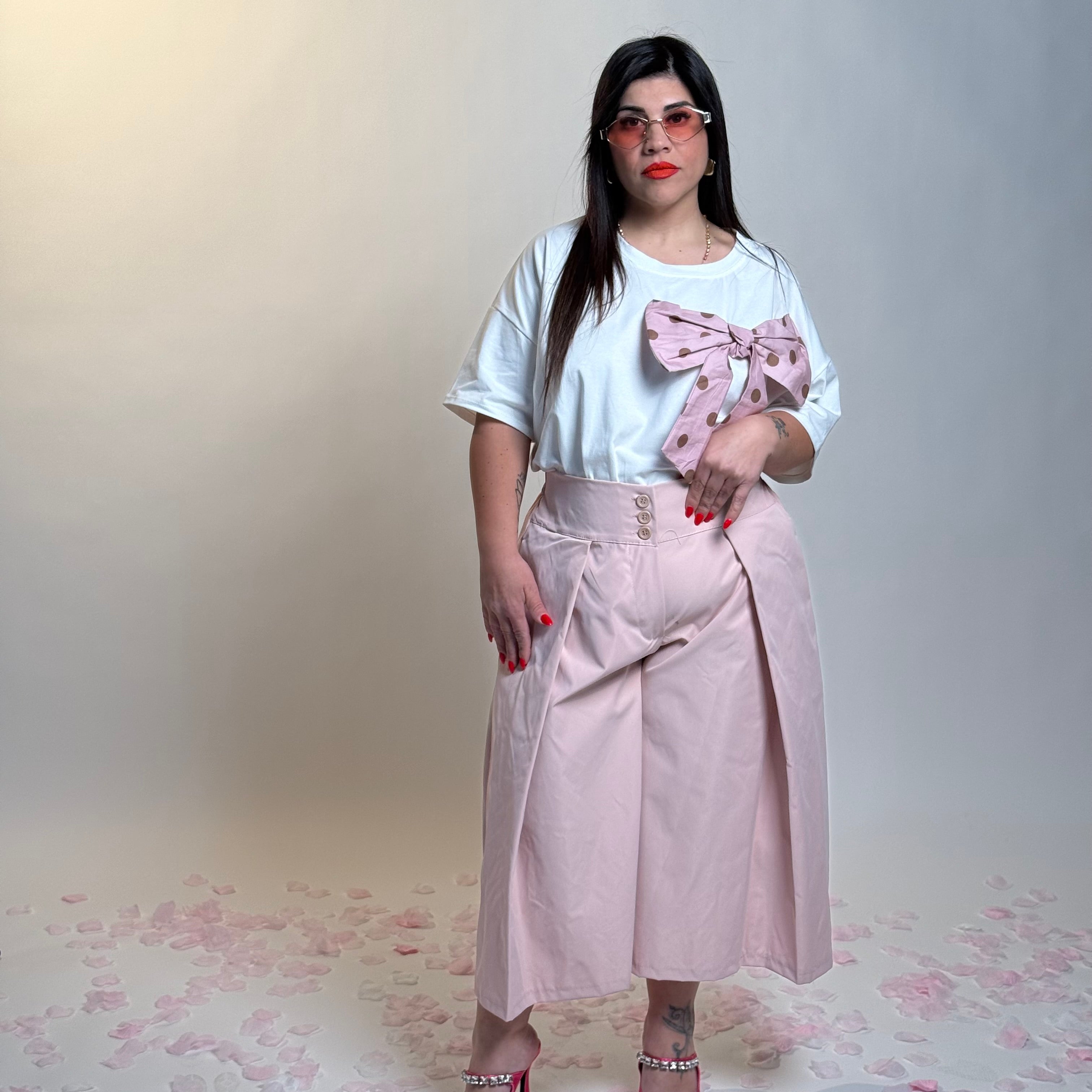 Pantalone con pieghe laterali