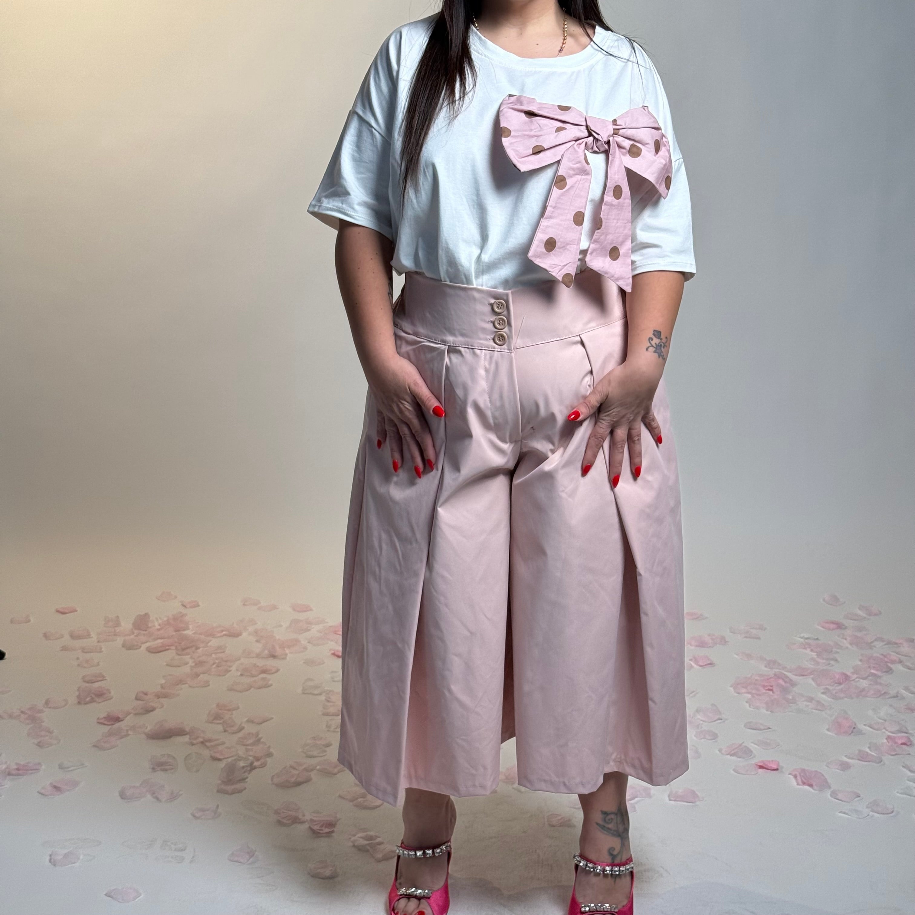Pantalone con pieghe laterali