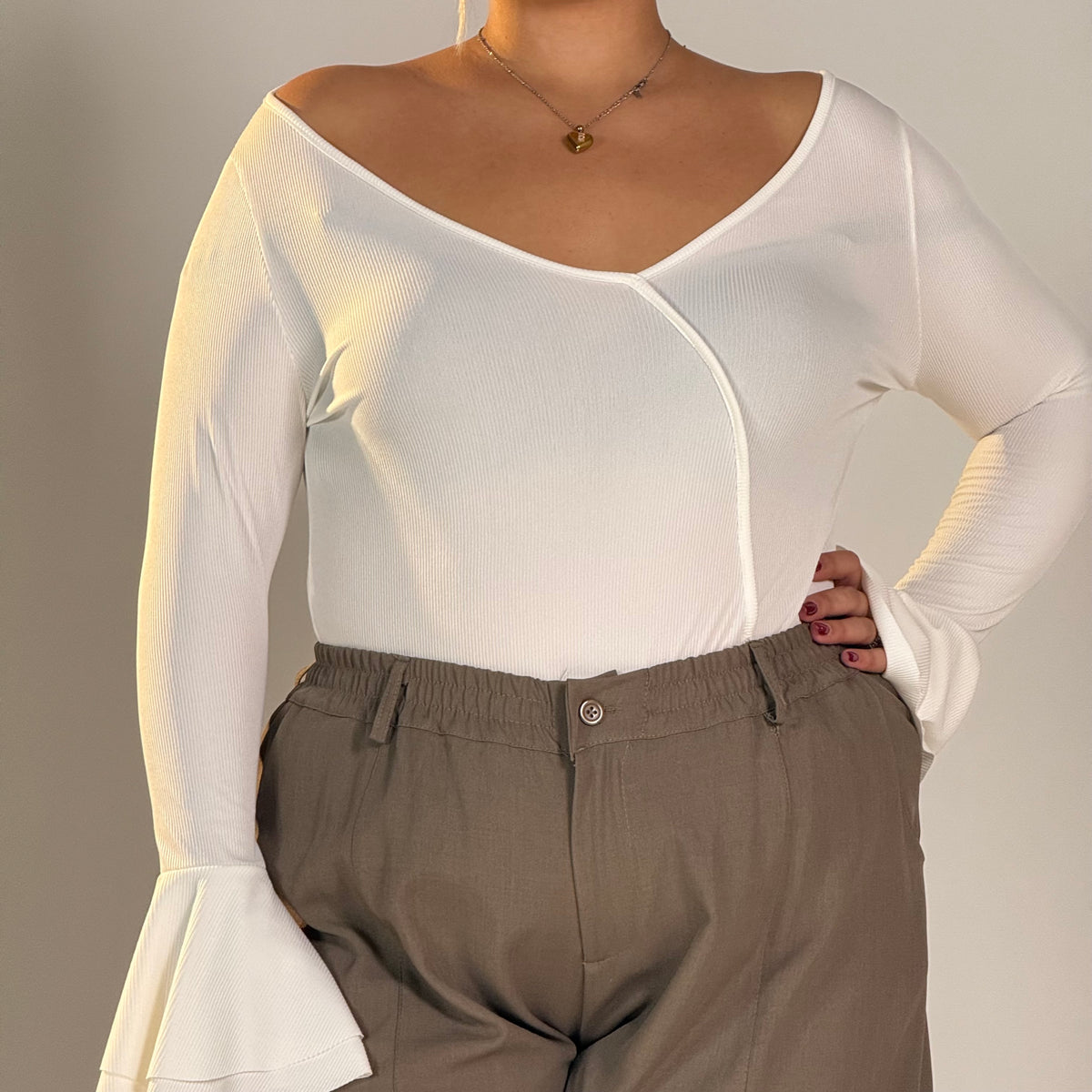 🖤 Maglia con Taglio Obliquo e Maniche a Sbuffo