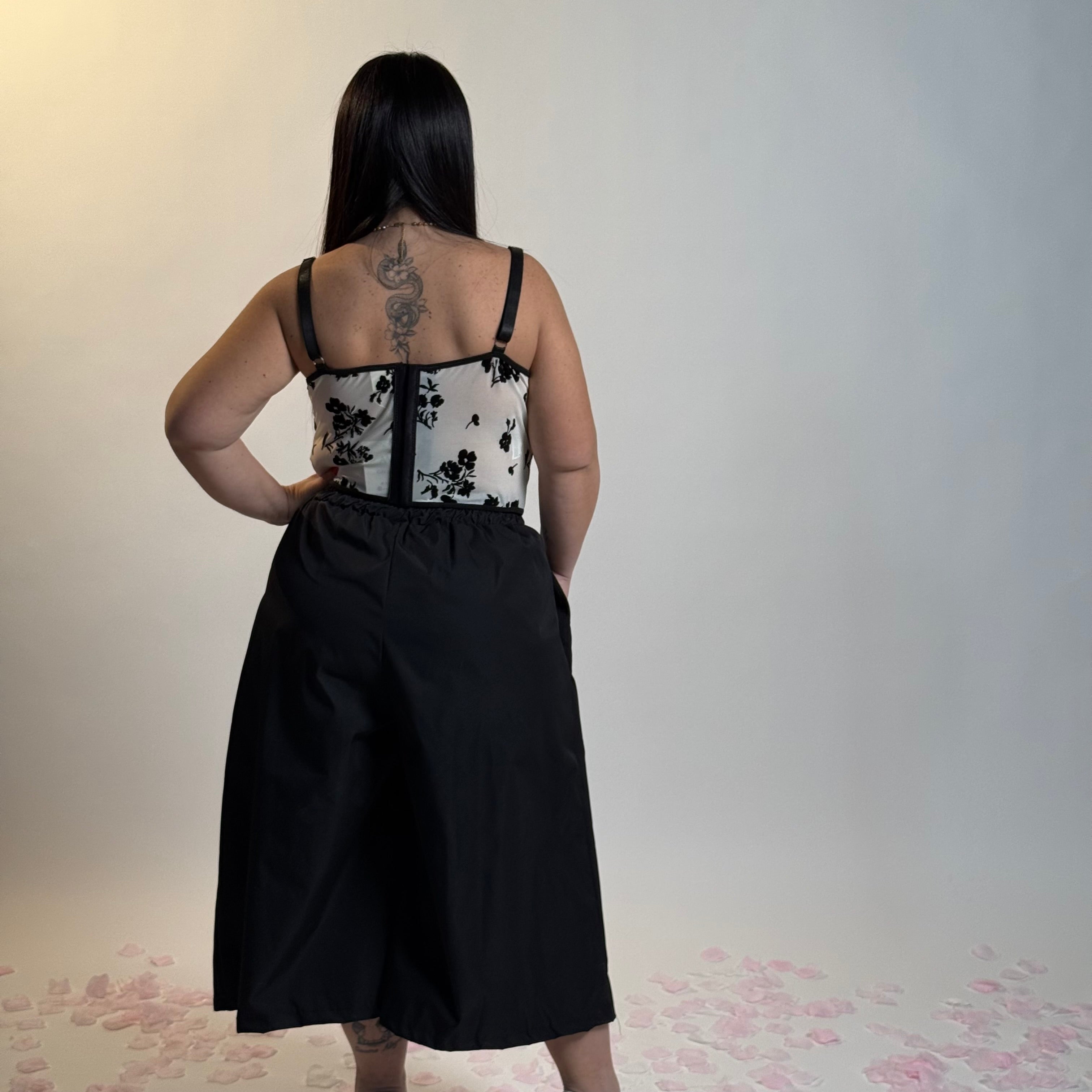 Pantalone con pieghe laterali