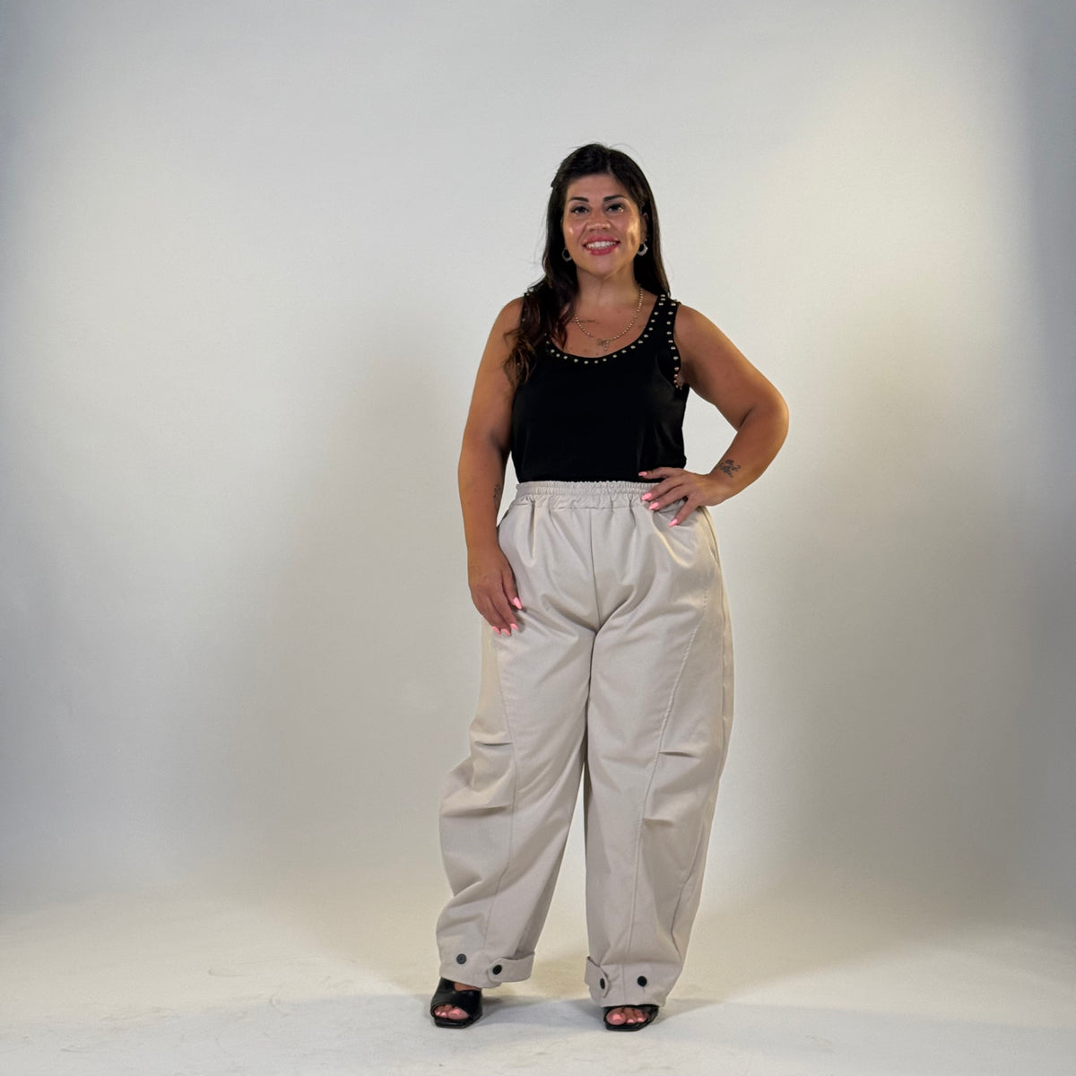 Pantaloni con Elastico Posteriore e Dettaglio Bottoni