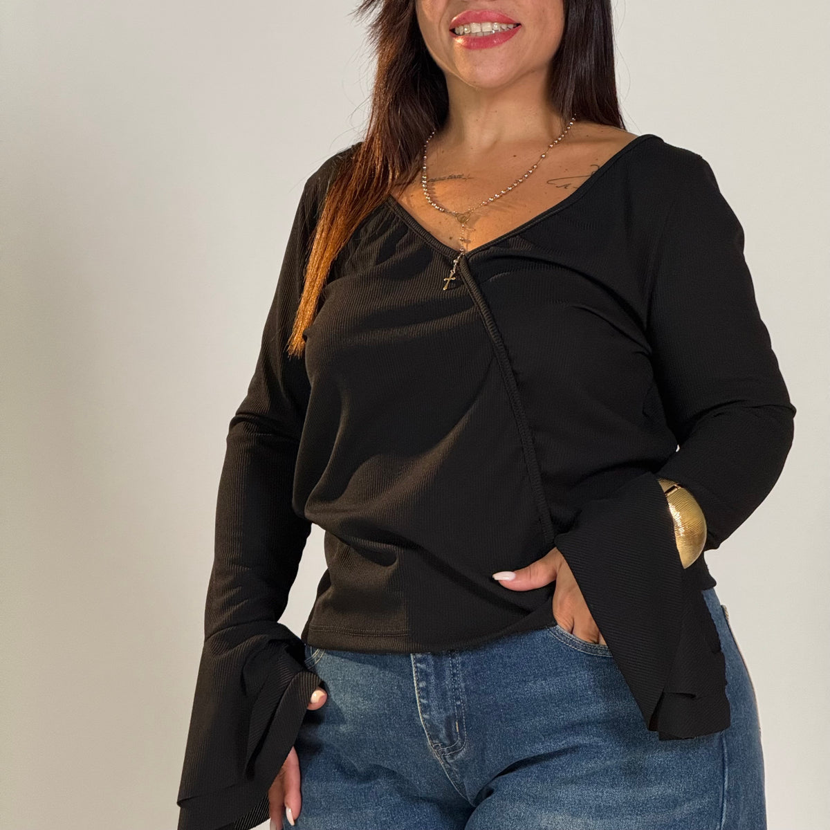 🖤 Maglia con Taglio Obliquo e Maniche a Sbuffo