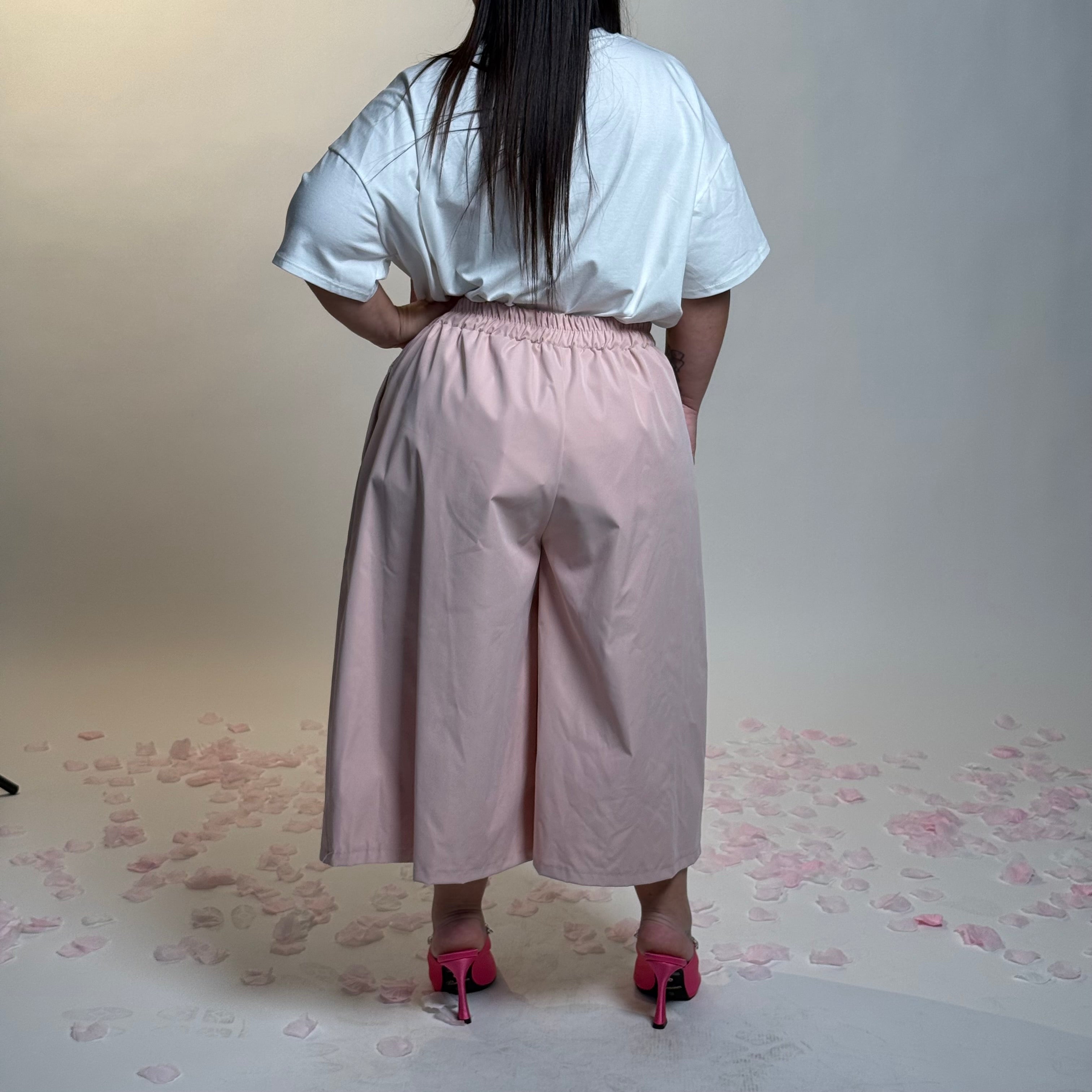 Pantalone con pieghe laterali